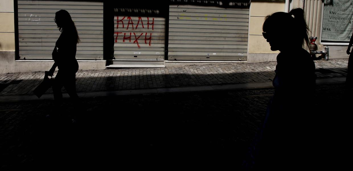 Κοπέλες περπατούν σε δρόμο στην Αθήνα