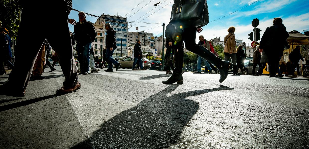 κόσμος περπατά στο κέντρο της Αθήνας