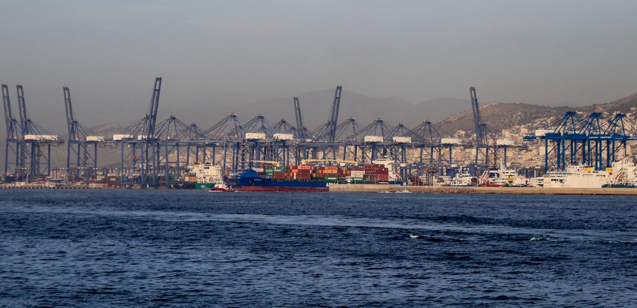 Γερανοί και τάνκερ στο λιμάνι Περαιά