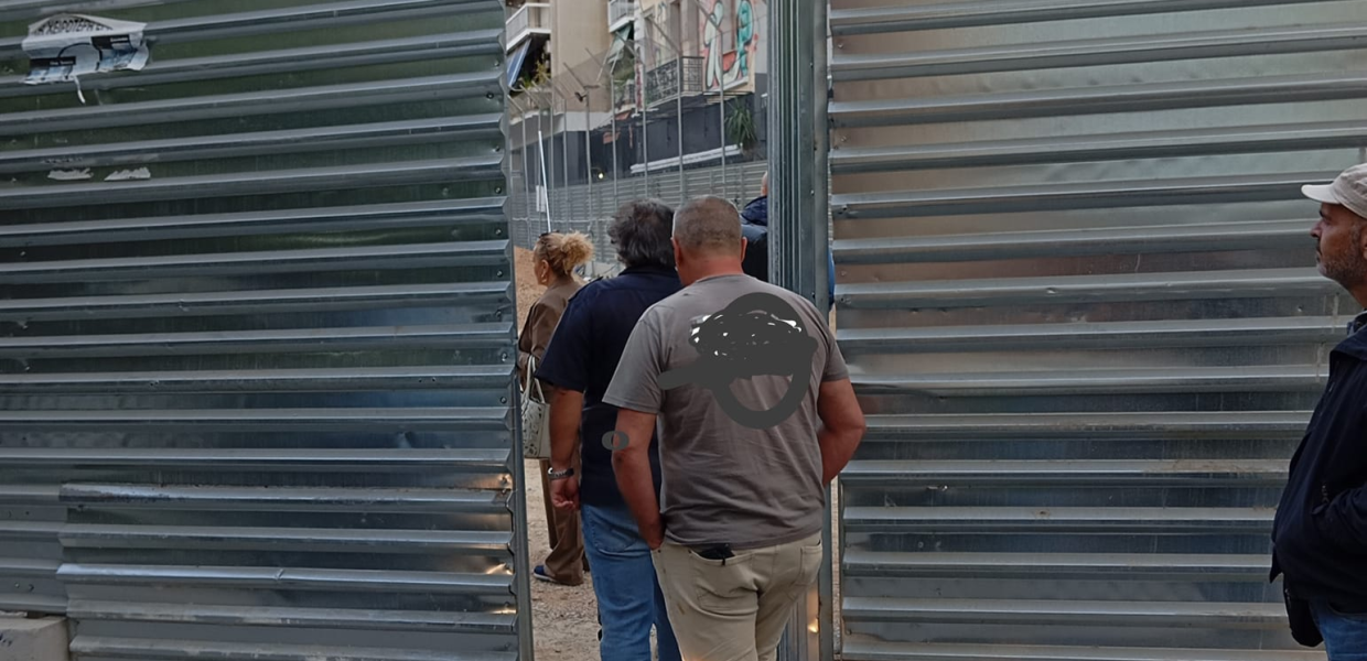 Άνθρωποι μπροστα σε λαμαρίνες