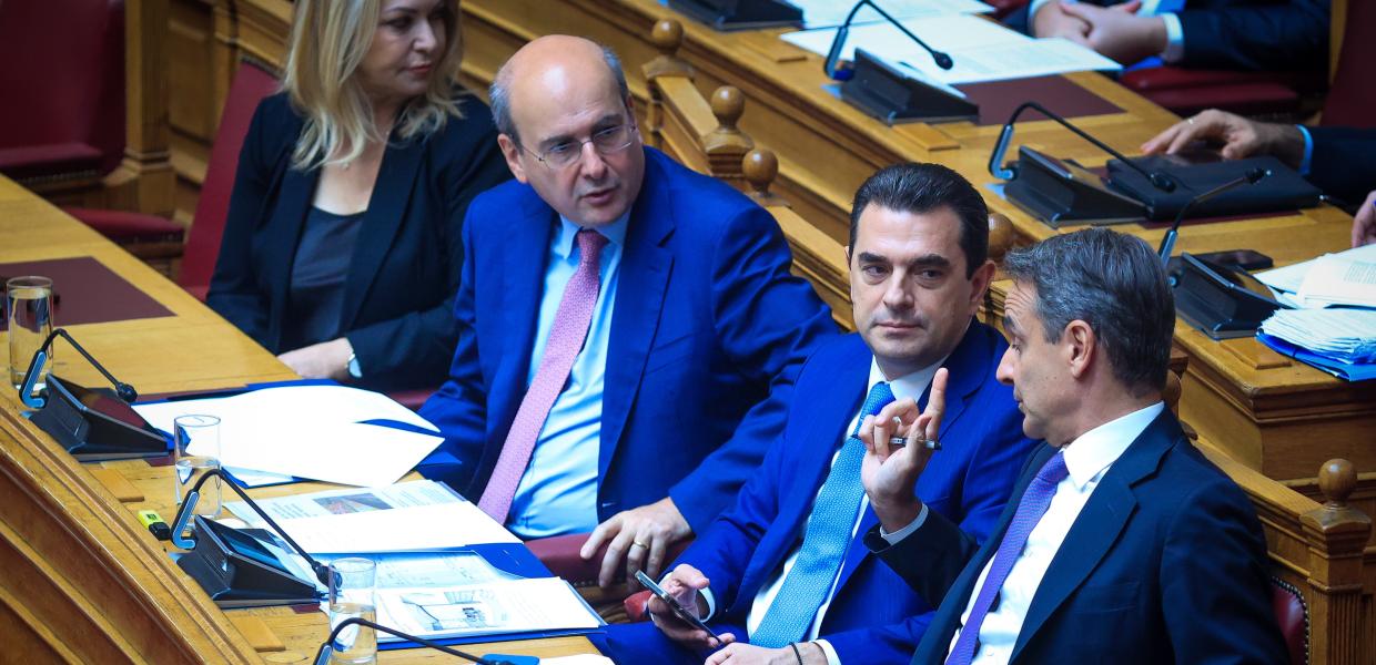 Κωστής Χατζηδάκης, Κώστας Σκρέκας και Κυριάκος Μητσοτάκης στη Βουλή