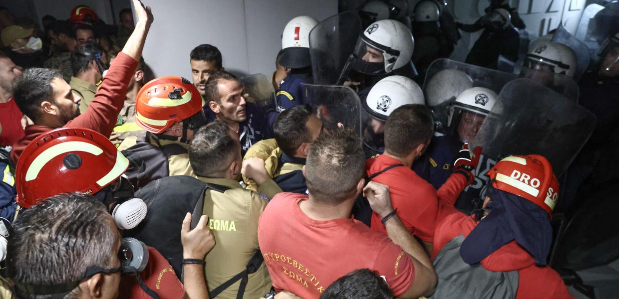 Επίθεση αστυνομικών σε πυροσβέστες