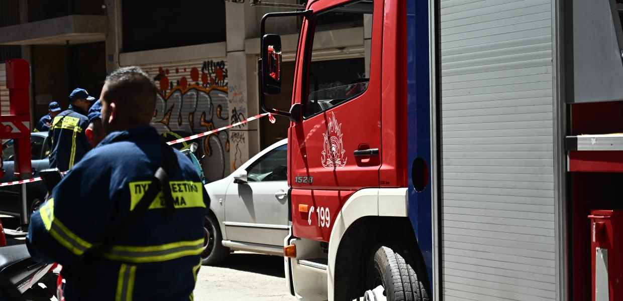 Πυροσβέστης δίπλα σε όχημα της πυροσβεστικής στο κέντρο της Αθήνας
