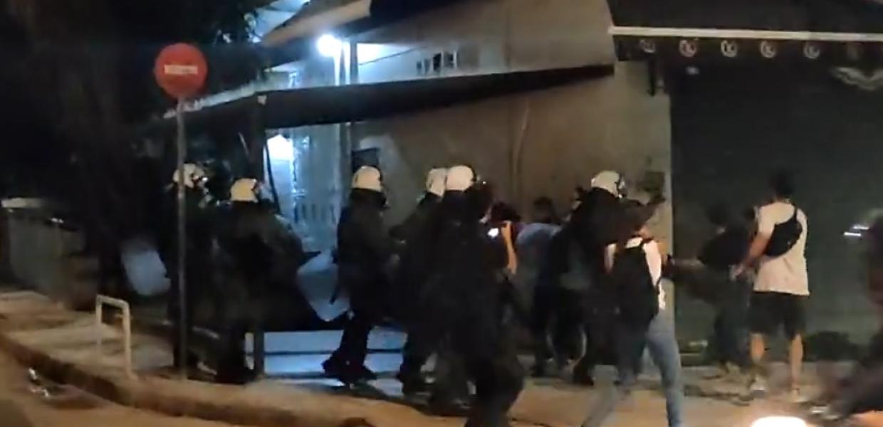 Αστυνομικοί επιτίθονται σε διαδηλώτρια στην πορεία για την Παλαιστίνη
