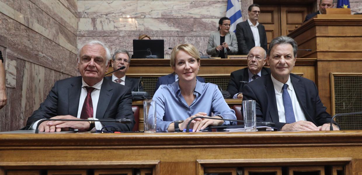 Ο υπουργός Περιβάλλοντος και Ενέργειας, Θεόδωρος Σκυλακάκης και η υφυπουργός Περιβάλλοντος και Ενέργειας και Πρόεδρο της Διυπουργικής Επιτροπής για την Ενέργεια και το Κλίμα, Αλεξάνδρα Σδούκου
