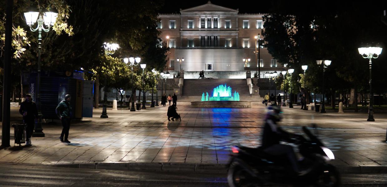 Το Σύνταγμα βράδυ