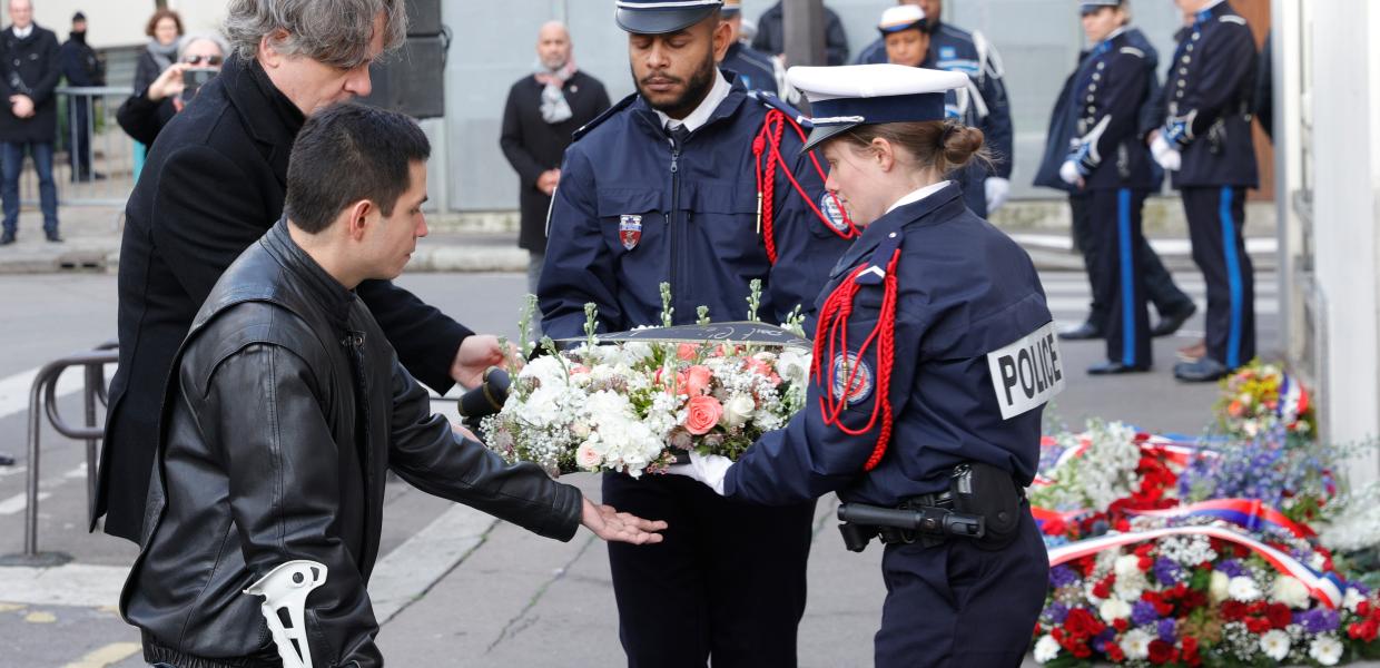 Ο Σιμόν Φιεσί από την ομάδα του Charlie Hebdo 