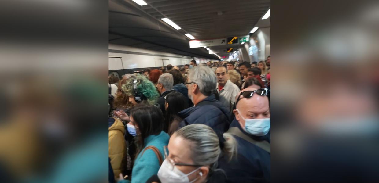 Σύνταγμα μετρό συνωστισμός
