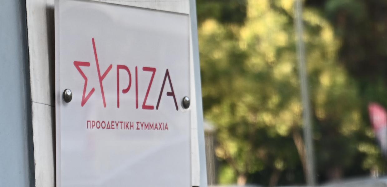 Το λογότυπο του ΣΥΡΙΖΑ-ΠΣ στα γραφεία της Κουμουνδούρου