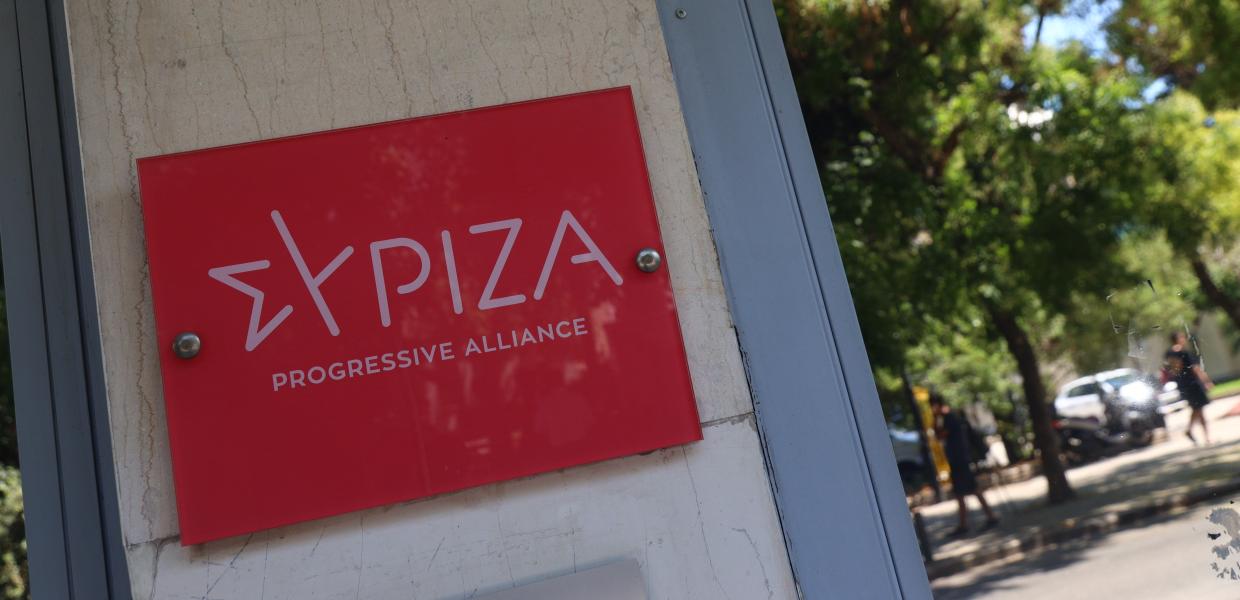Πλακέτα με το σήμα του ΣΥΡΙΖΑ-ΠΣ στην Κουμουνδούρου