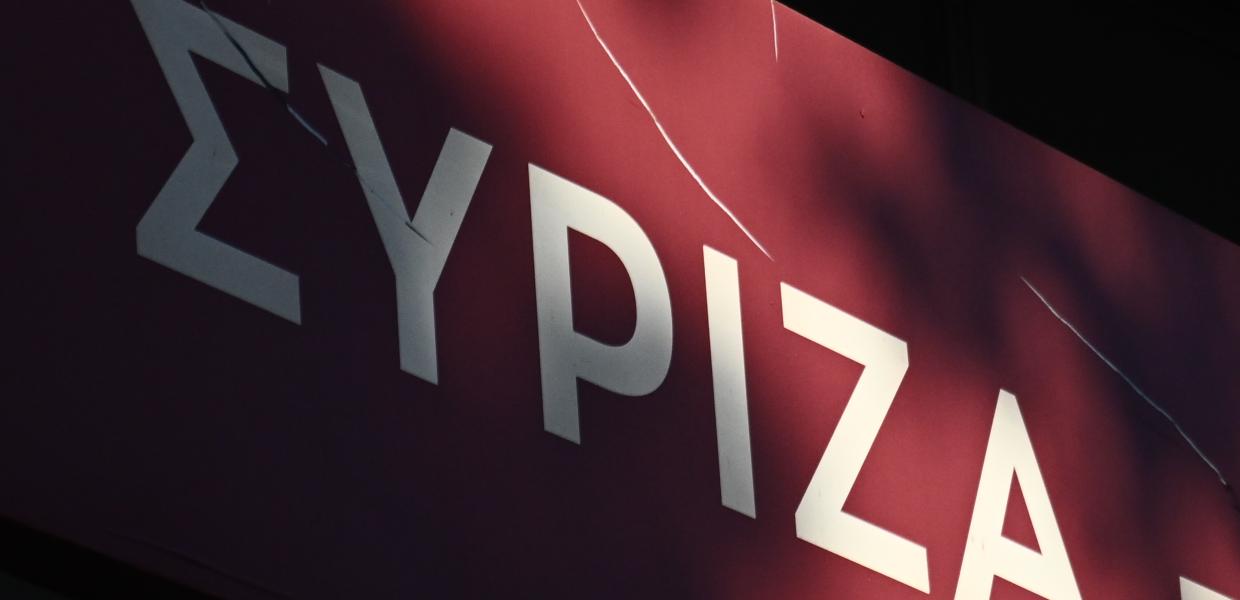 Πινακίδα με το όνομα του ΣΥΡΙΖΑ-ΠΣ