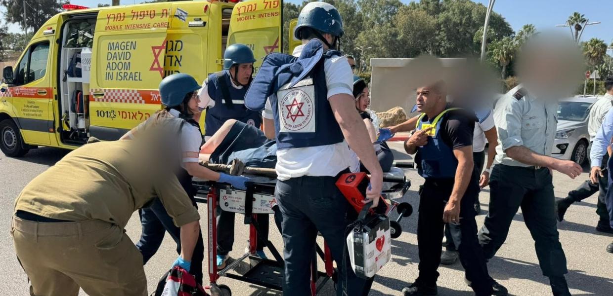 Ασθενοφόρα και διασώστες βοηθούν τραυματίες στο σημείο της επίθεσης, Τελ Αβίβ