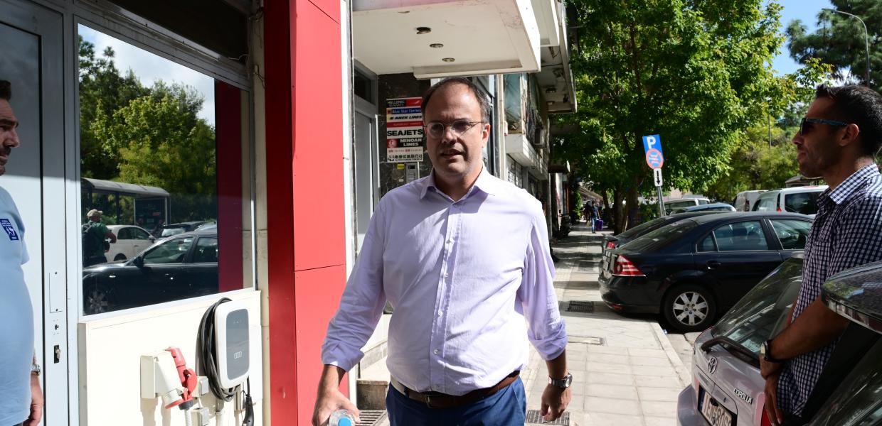 Ο Θανάσης Θεοχαρόπουλος μπαίνει στα γραφεία του ΣΥΡΙΖΑ-ΠΣ