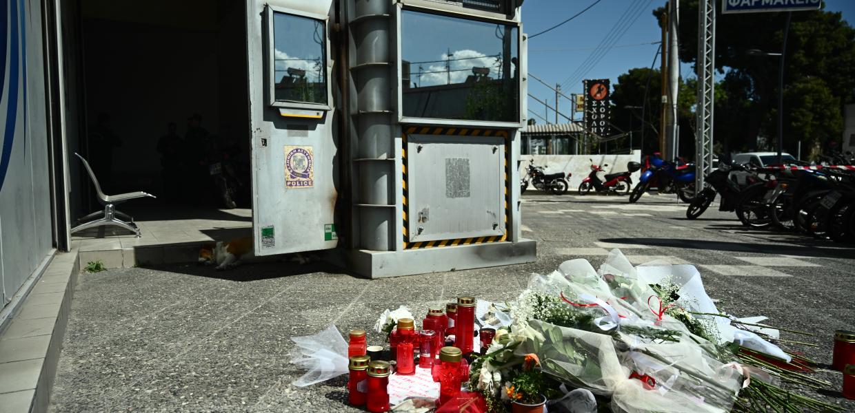 Λουλούδια έξω από το ΑΤ Αγίων Αναργύρων όπου δολοφονήθηκε η Κυριακή Γρίβα