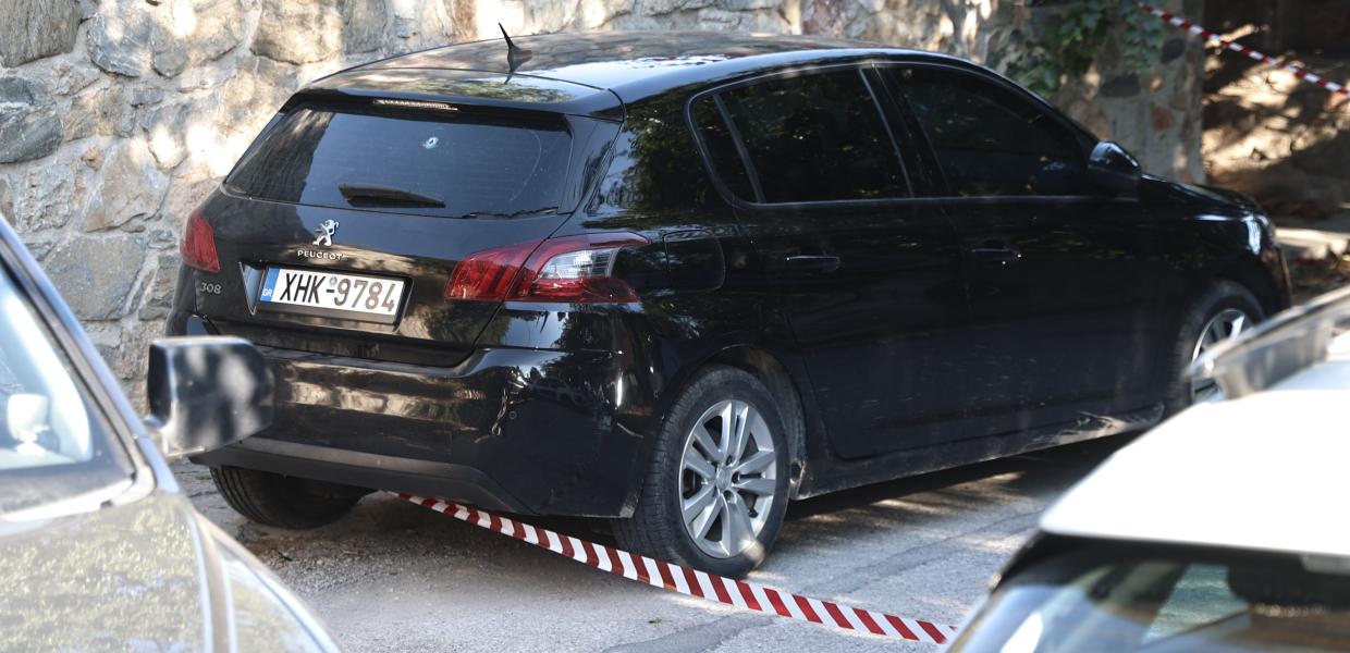 Σφαίρα στο πίσω τζάμι αυτοκινήτου