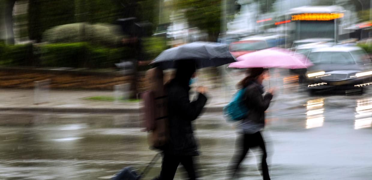 Γυναίκες με ομπρέλα λόγω βροχής
