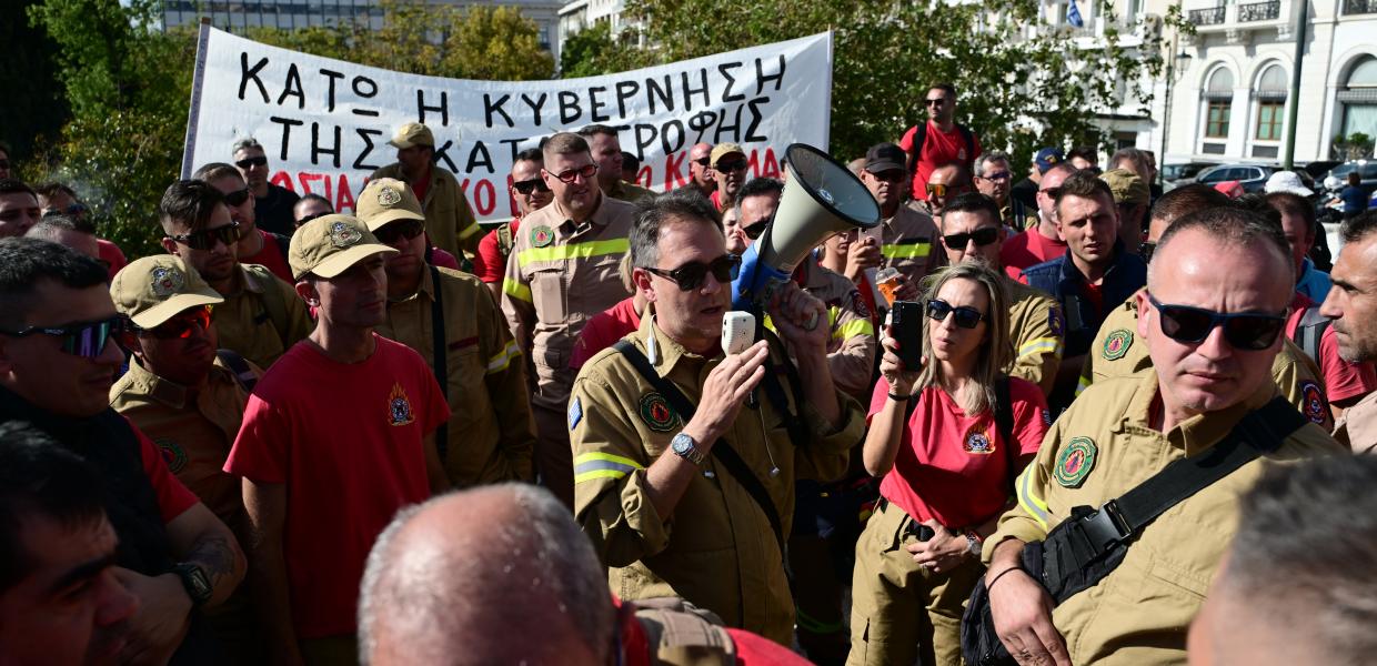 Εποχικοί Πυροσβέστες σε συγκέντρωση