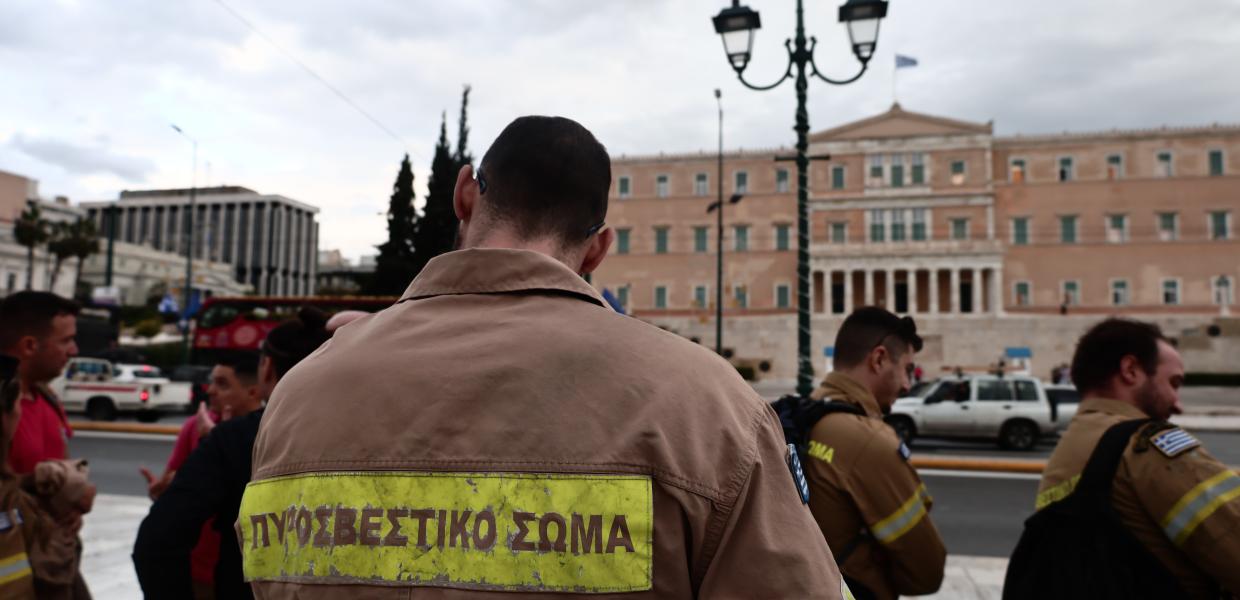 Διαμαρτυρία εποχικών πυροσβεστών στο Σύνταγμα