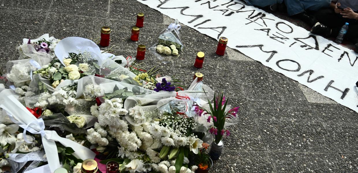 Πανό και λουλούδια για την γυναικοκτονία της Κυριακής Γρίβα έξω από το ΑΤ Αγίων Αναργύρων