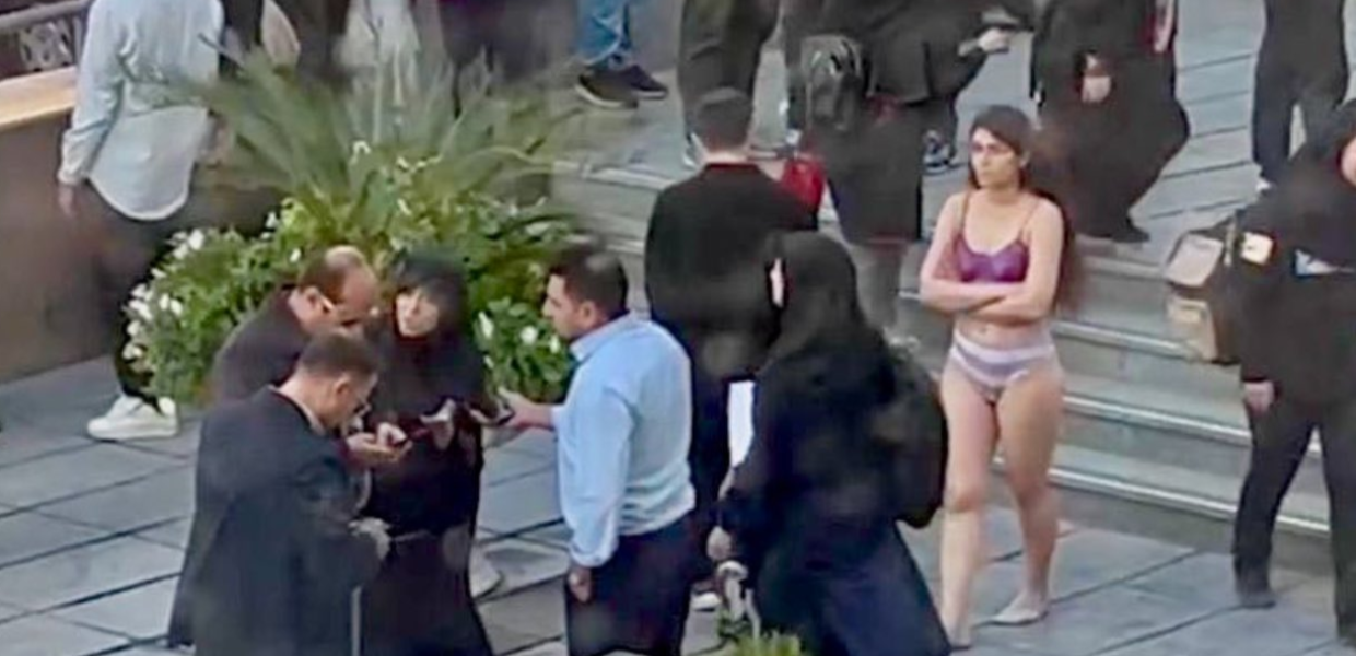 Φοιτήτρια στο Ιράν περπατά με τα εσώρουχα