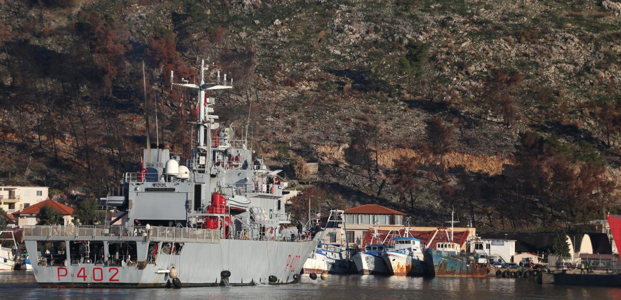 Συνεχίζει την μεταφορά μεταναστών στα κέντρα της Αλβανίας παρά τις δικαστικές αντιρρήσεις