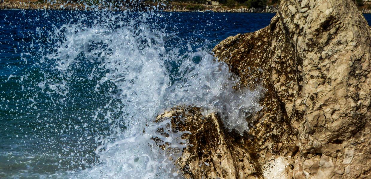 Κύμα "σκάει" σε βράχο σε παραλία της Κερκύρας