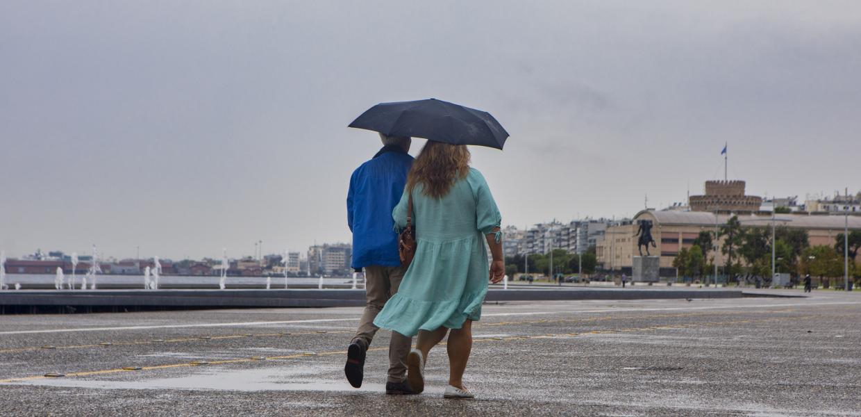 Ζευγάρι στη βροχή με ομπρέλα