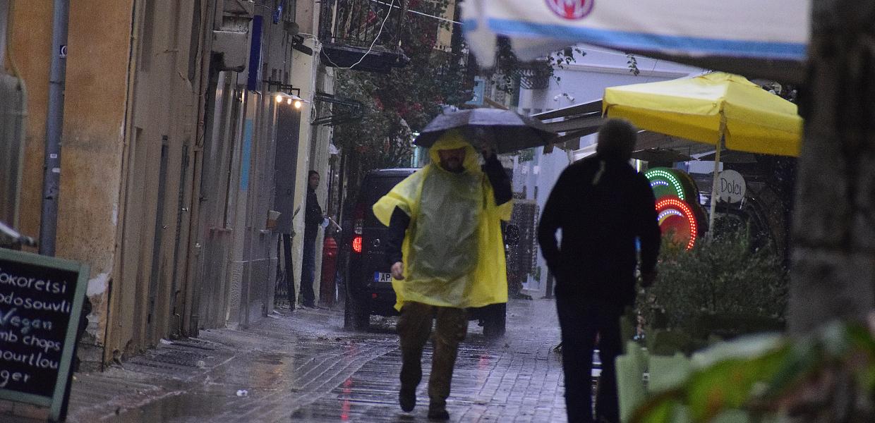 Κόσμος με ομπρέλες λόγω καταιγίδας