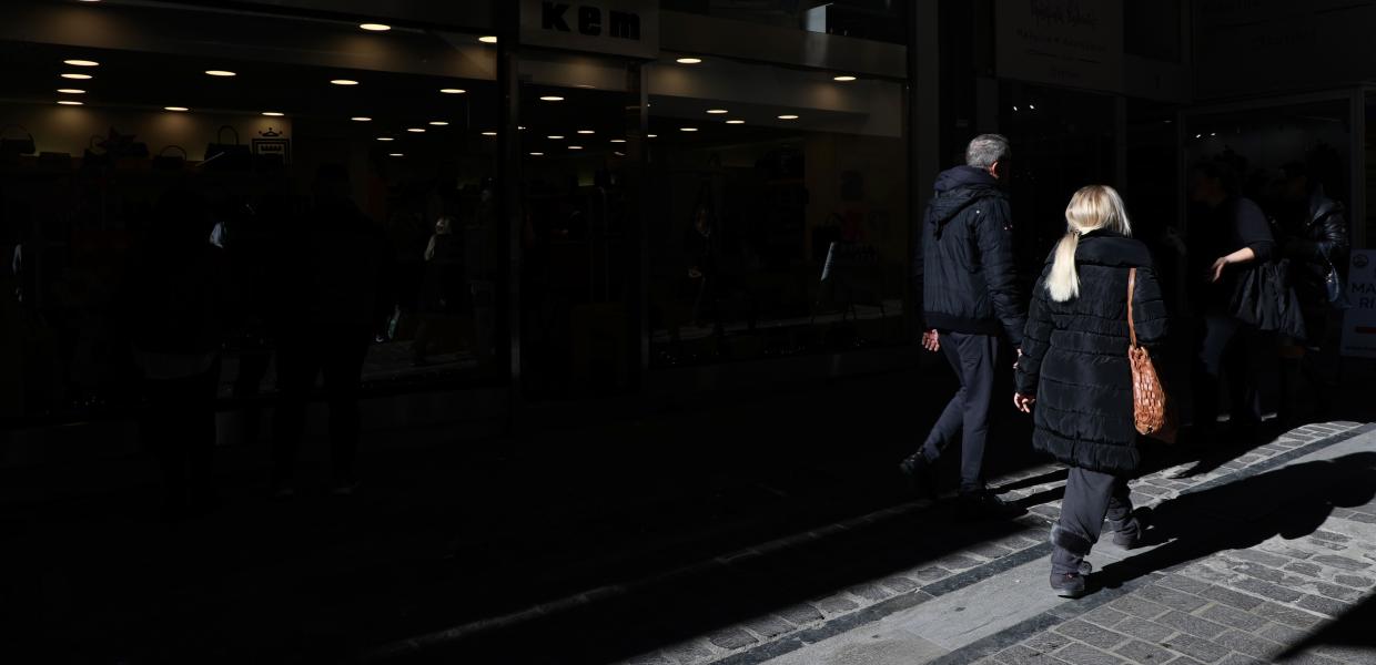 Κόσμος περπατάει στην Αθήνα