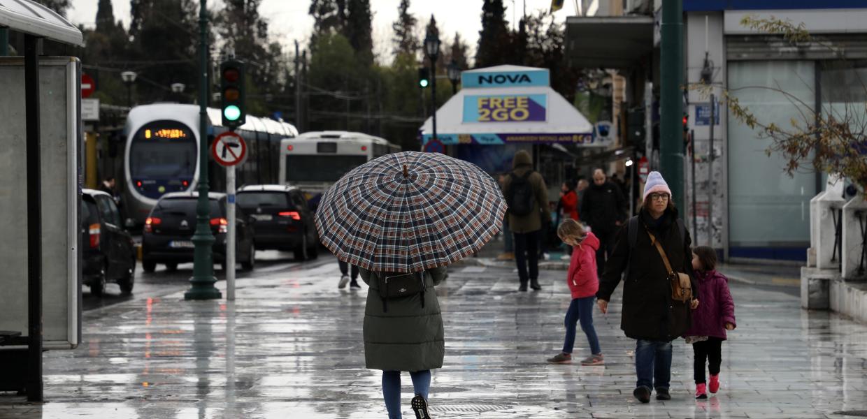 Άνθρωποι με μπουφάν σκούφο και ομπρέλα