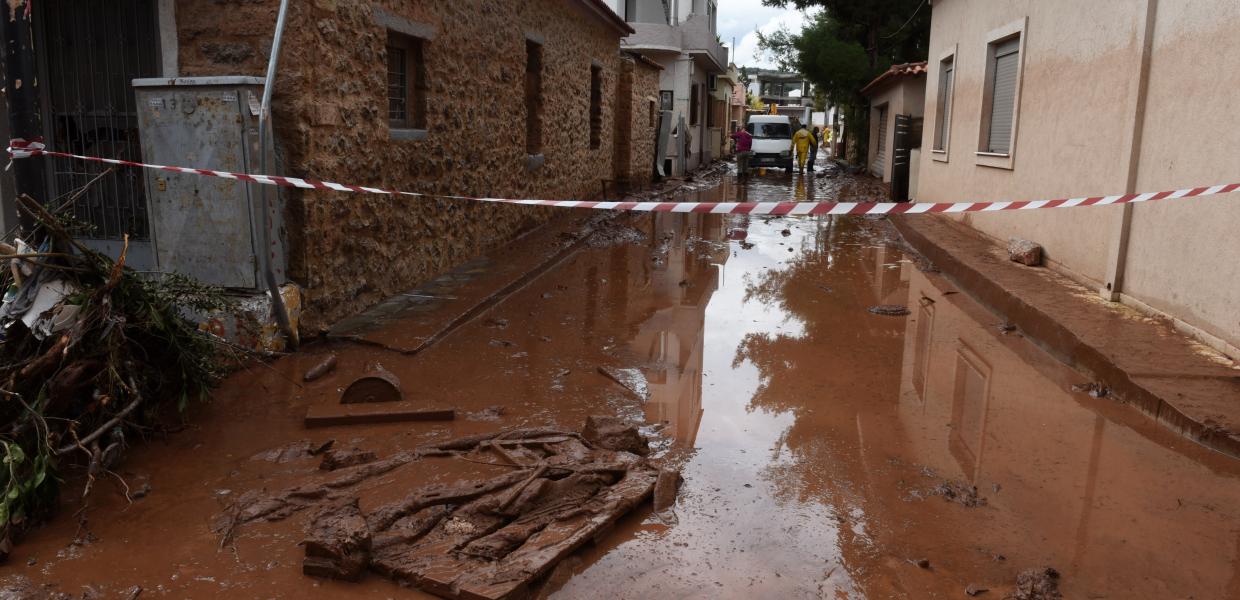 Πλημμυρισμένος δρόμος από τις φονικές πλημμύρες στη Μάνδρα