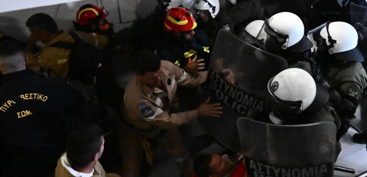 ΜΑΤ χτυπάνε πυροσβέστες
