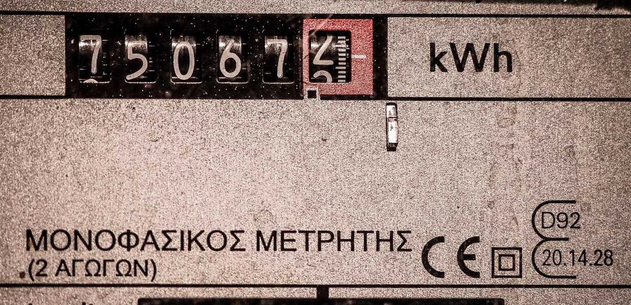Λεπτομέρεια από μετρητή (ρολόι) ηλεκτρικής ενέργειας της ΔΕΗ σε σπίτι