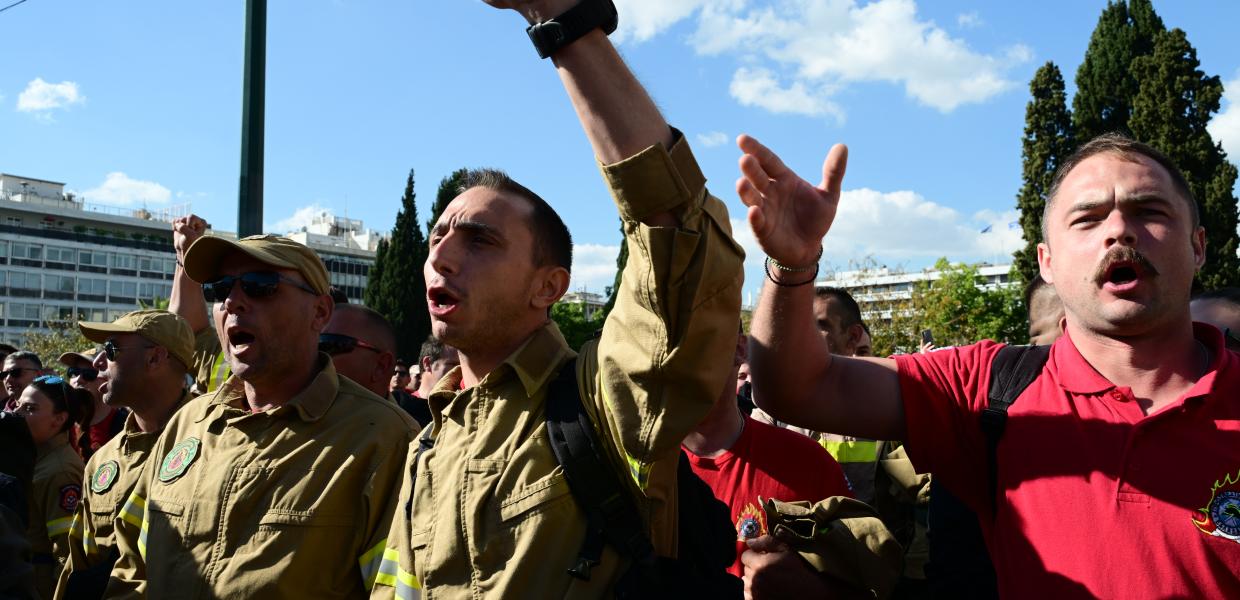 Εποχικοί πυροσβέστες σε συγκέντρωση