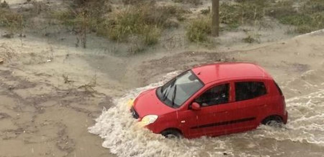 Καταρρακτώδης βροχή πλημμύρησε τους δρόμους του νησιού της Ρόδου