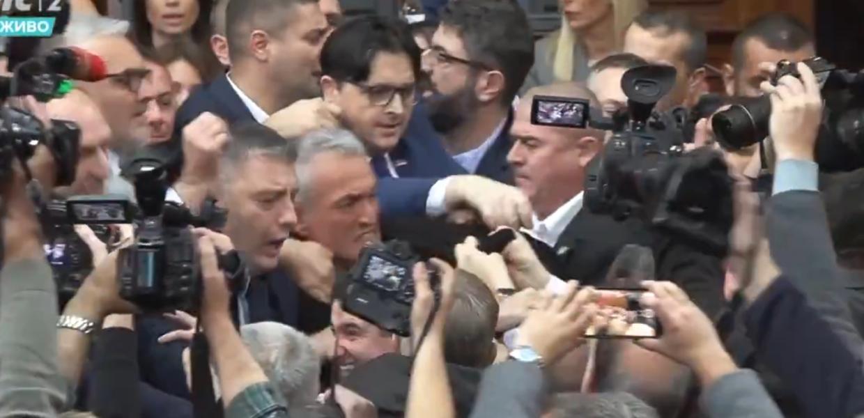Βουλευτές πιάνονται στα χέρια στη Βουλή της Σερβίας