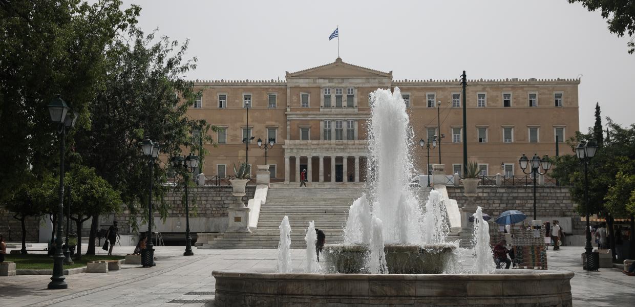 Το συντριβάνι στην πλατεία Συντάγματος