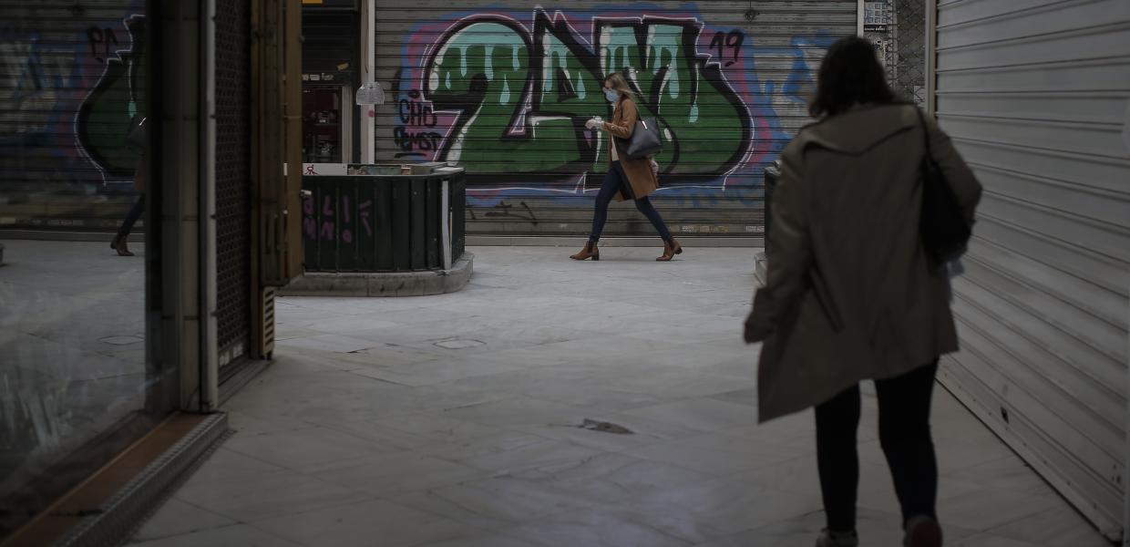 Κόσμος σε στοά στην Αθήνα