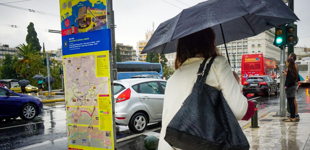 Γυναίκα με ομπρέλα λόγω βροχής