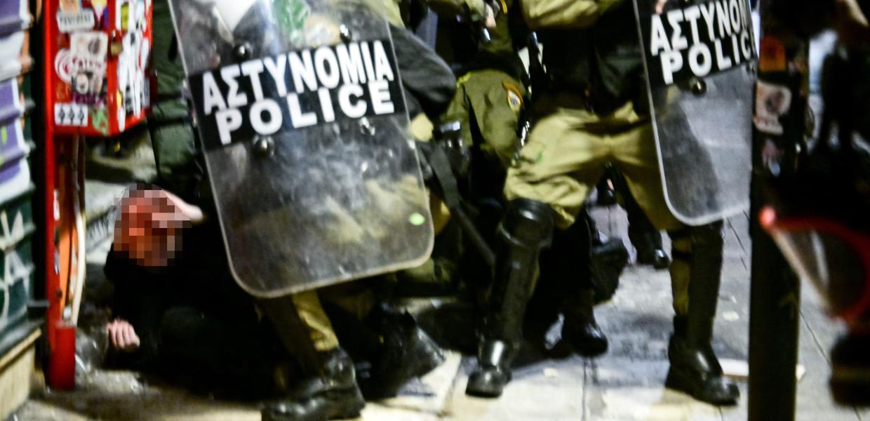 ΜΑΤ κρατούν στο έδαφος χτυπημένο διαδηλωτή μετά την πορεία για τον Αλέξανδρο Γρηγορόπουλο