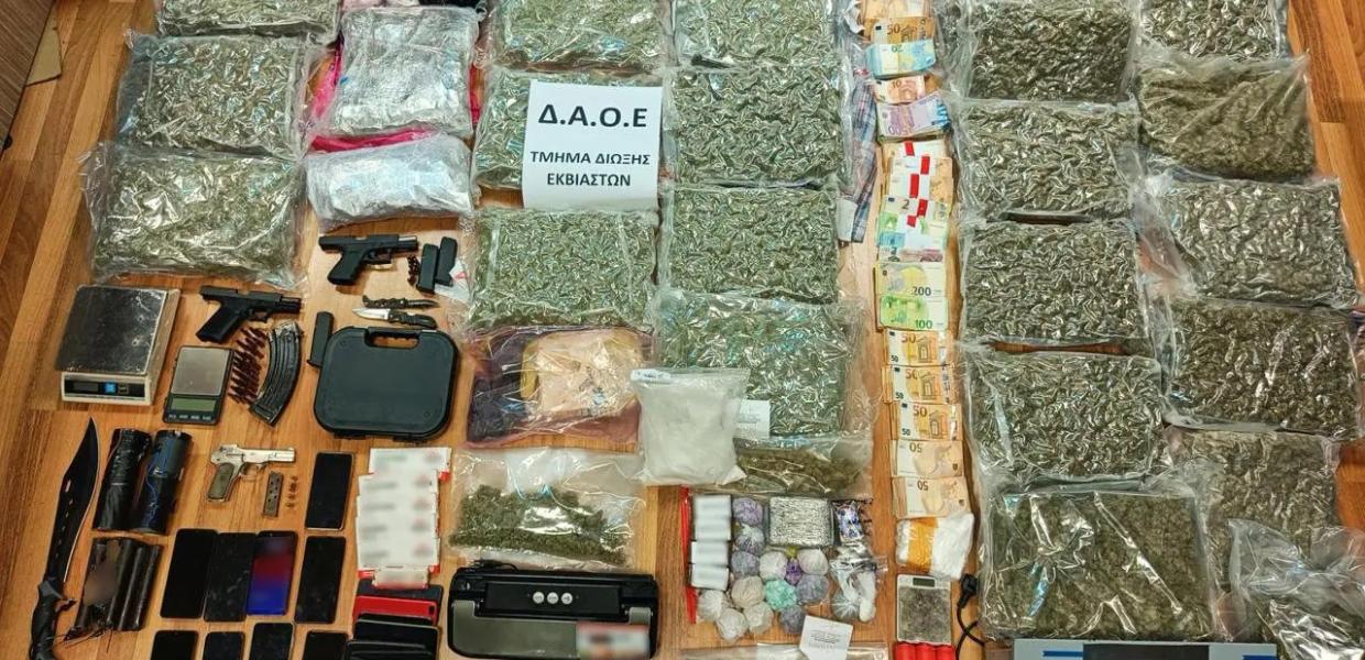 Ναρκωτικά όπλα και άλλα αντικείμενα που κατάσχεσε η ΕΛΑΣ