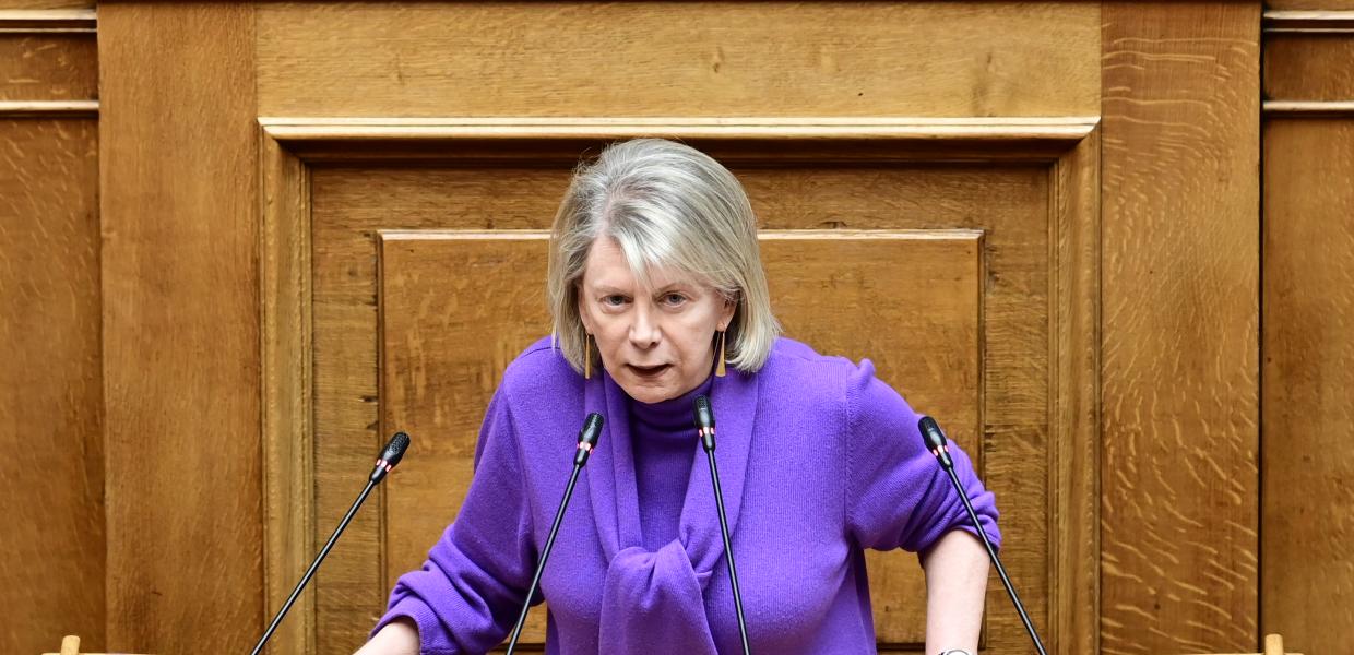 Η Έλενα Ακρίτα στο βήμα της Βουλής