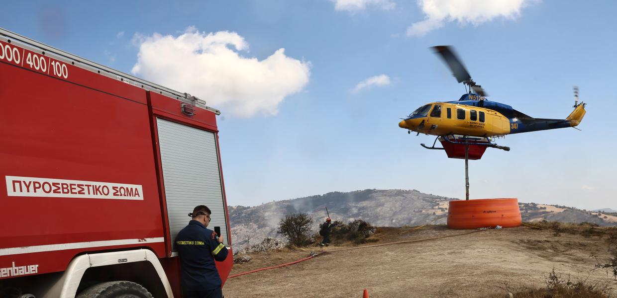 Ελικόπτερο της Πυροσβεστικής επιχειρεί ανεφοδιασμό