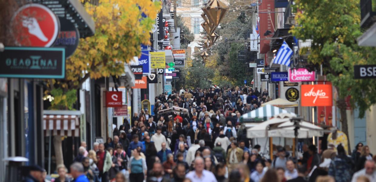 Εορταστική κίνηση στην Ερμού