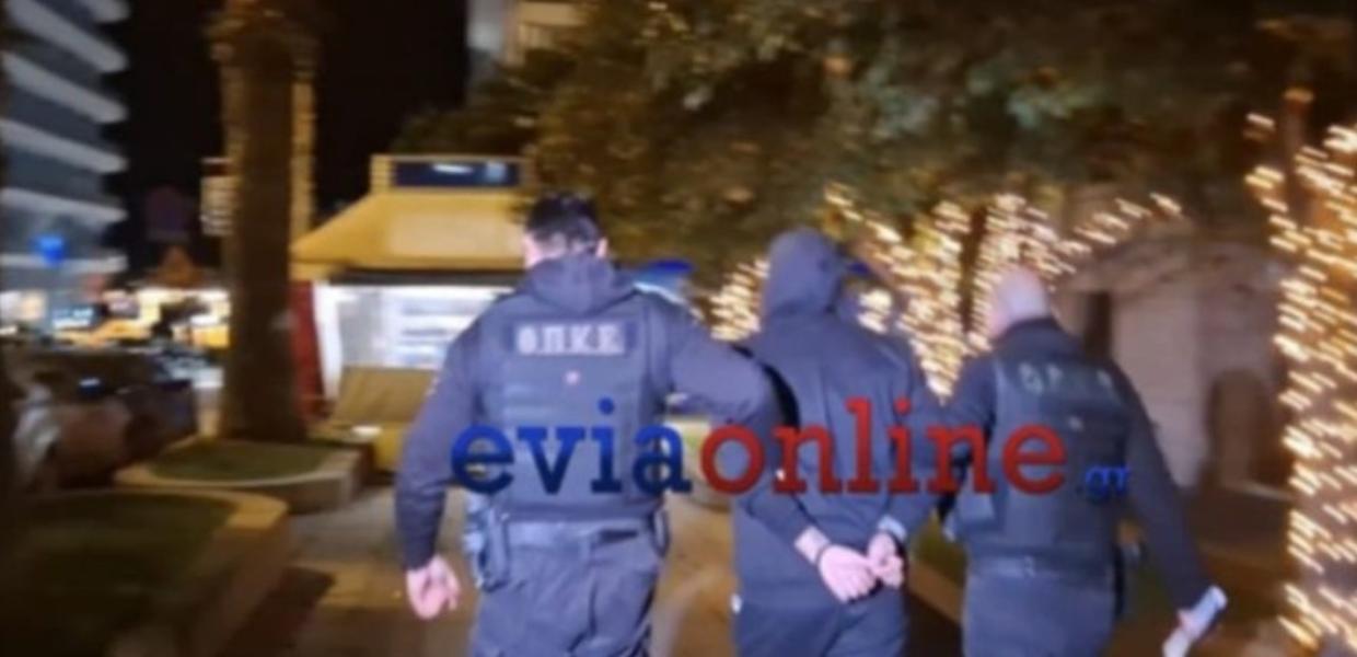 Ο 29χρονος συνοδεία αστυνομικών μετά την απολογία του για το έγκλημα στην Εύβοια