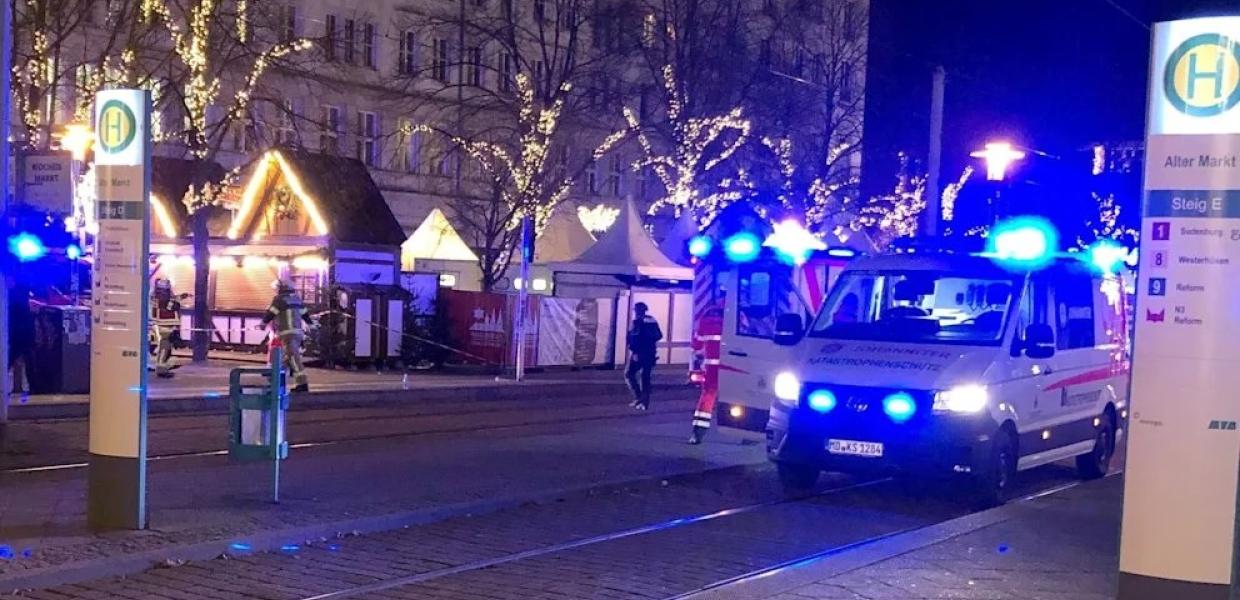 Ασθενοφόρο στο σημείο της επίθεσης σε χριστουγεννιάτικη αγορά στην Γερμανία