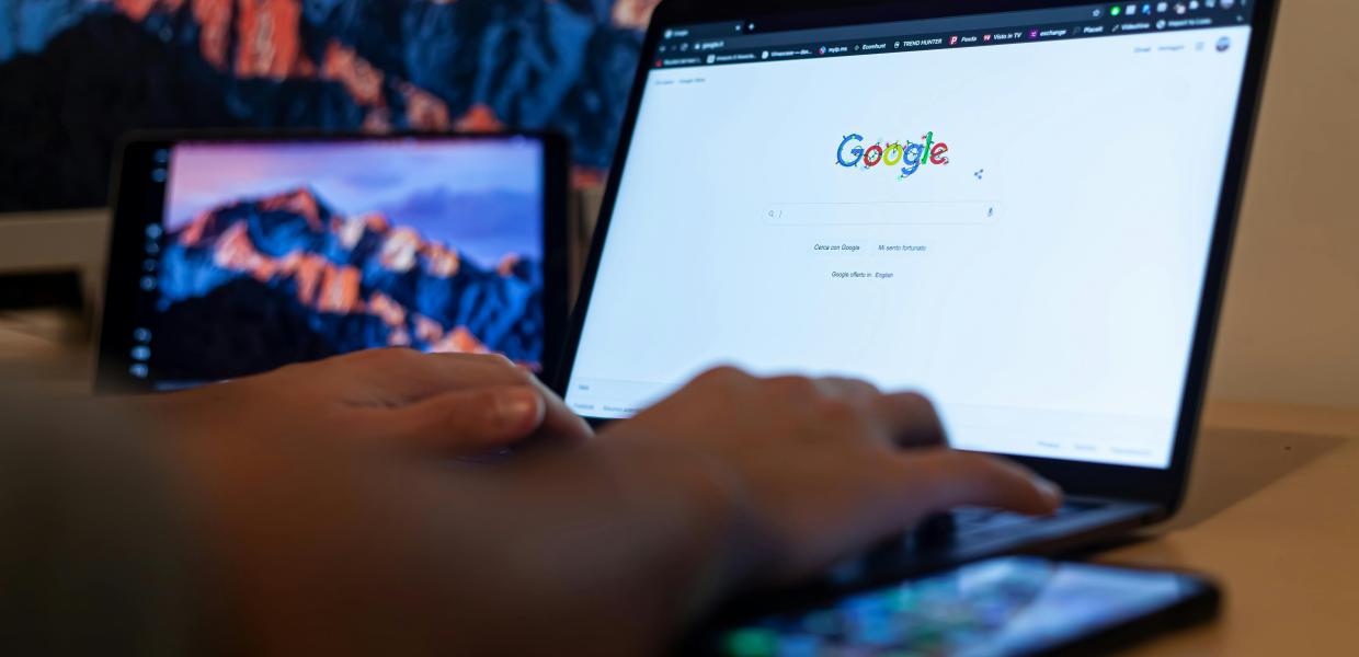 Το σήμα της Google σε λάπτοπ