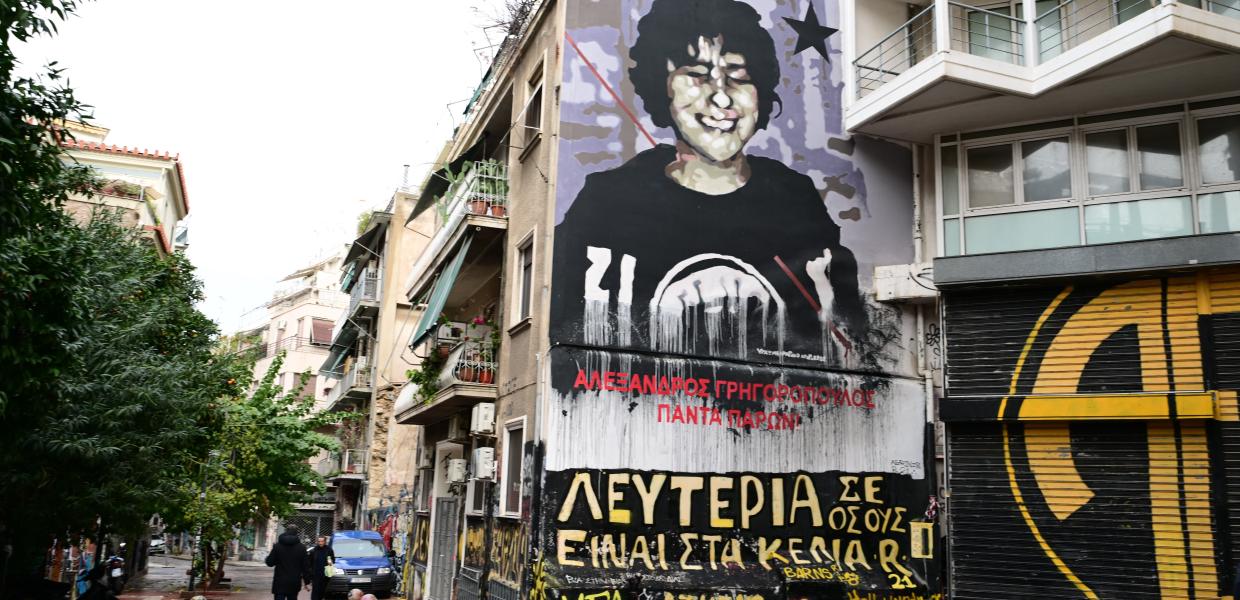 Το γκράφιτι στο μνημείο του Αλέξη Γρηγορόπουλου στα Εξάρχεια