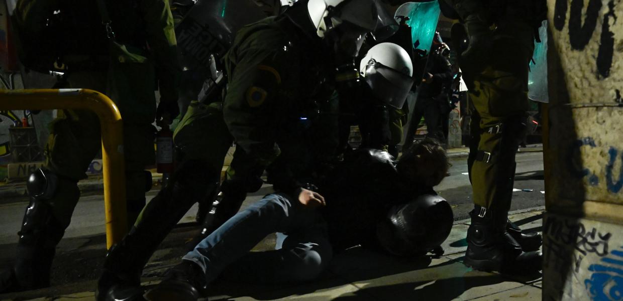 ΜΑΤ κρατάνε στο έδαφος διαδηλωτή μετά την πορεία για τον Αλέξανδρο Γρηγορόπουλο