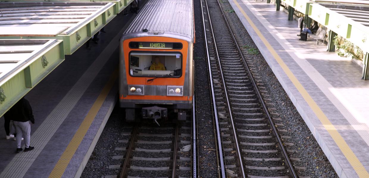 Συρμός εισέρχεται σε σταθμό του ΗΣΑΠ